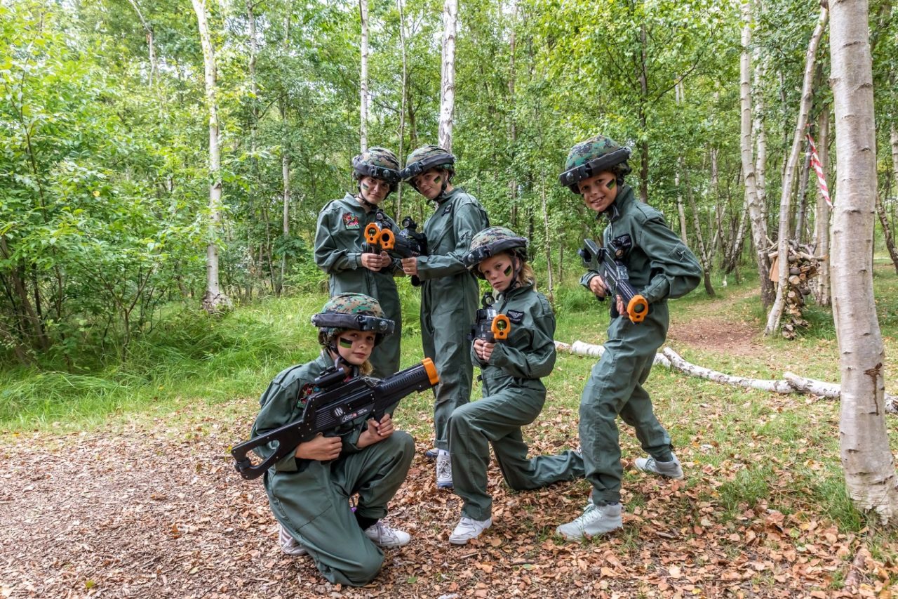 Groepfoto tijdens een kinderfeestje lasergamen