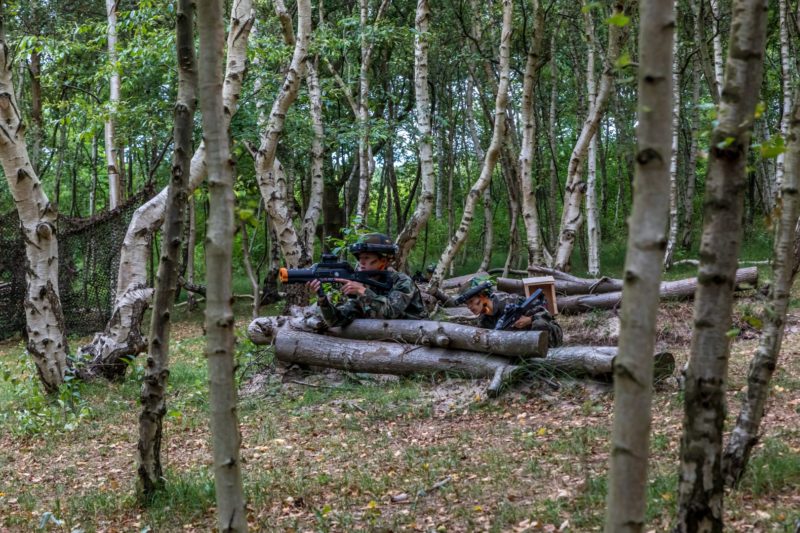 Jongen met lasergame gun in de dekking