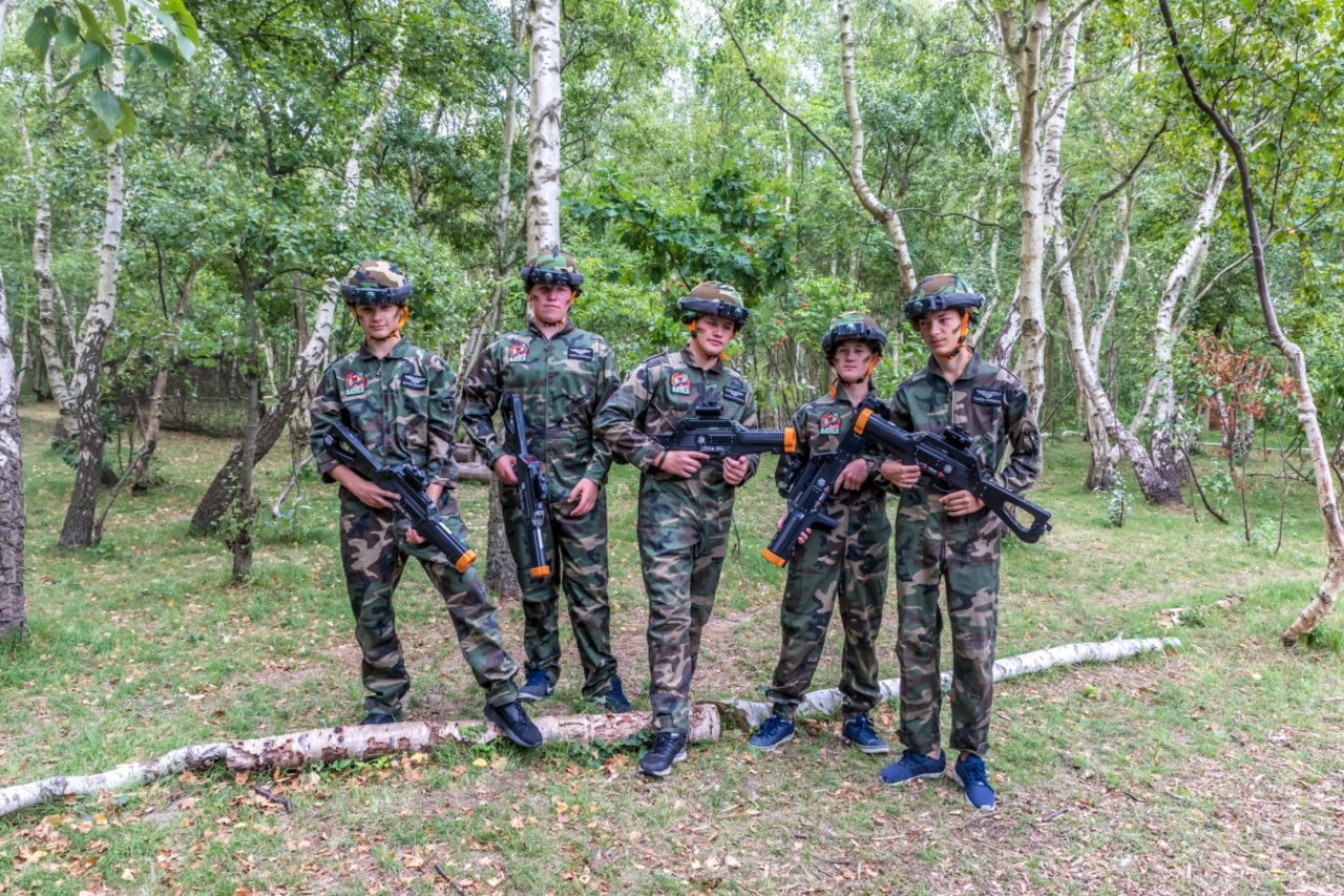 Groepsfoto jongens lasergamen enschede